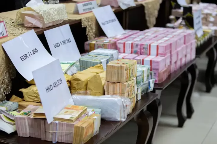 "Uang dan Emas Senilai Miliaran Rupiah Dirampas dari Eks Pejabat MA, Mengungkap Kekayaan yang Mengejutkan!"