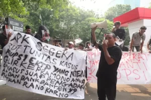 Sorak-sorai Warga di Depan KPK, Tuntut Klarifikasi Kasus Korupsi e-KTP dan Alkes Banten