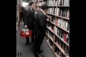 Presiden Prabowo Subianto Berbelanja Buku saat Kunjungan Kerja ke Amerika Serikat