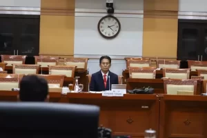 Johanis Tanak: “Dewas Seperti Penonton Sepak Bola yang Kurang Berani”

Seorang pemuda bernama Johanis Tanak mengungkapkan pandangannya tentang Dewan Wali Amanat (Dewas) yang dianggapnya memiliki nyali yang kecil. Menurutnya, Dewas mirip dengan penonton sepak bola yang kurang berani.