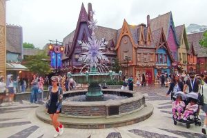 Menghabiskan Liburan Bersalju di Hong Kong Disneyland: Bertemu dengan Anna dan Elsa di World of Frozen yang Menakjubkan