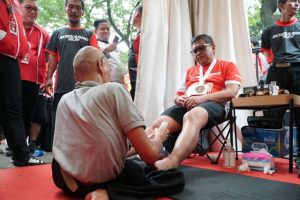 Momen Hasto Nikmati Pijat Refleksi Binaan BMI pada Soekarno Run 2025
