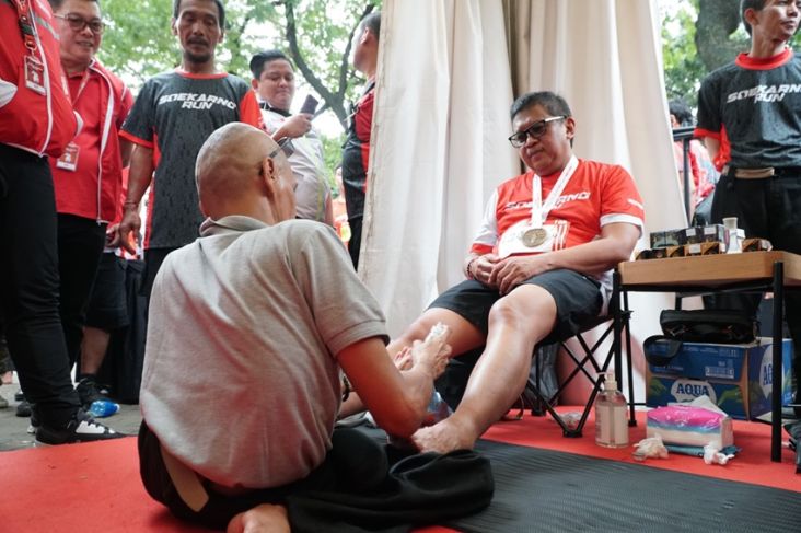 Momen Hasto Nikmati Pijat Refleksi Binaan BMI pada Soekarno Run 2025
