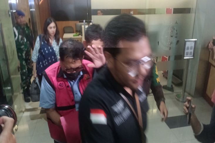 Zarof Ricar Tertunduk lalu Tutupi Wajah ketika Disinggung Eks Ketua PN Surabaya Diperiksa Kejagung