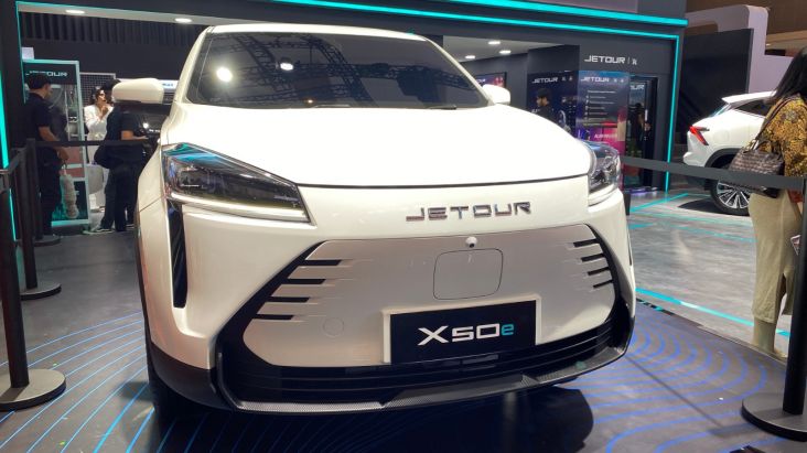 Mobil Listrik Pertama Jetour X50e Tebar Pesona pada area IIMS 2025