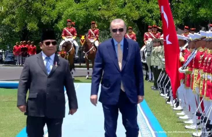 Momen Presiden Prabowo Ajak Erdogan Inspeksi Pasukan dalam Istana Bogor