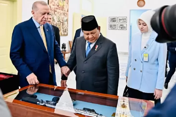 Prabowo Beri Cendera Mata Senapan Serbu Pindad juga Keris ke Erdogan