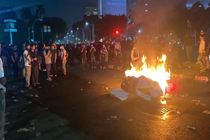 Tolak Bubarkan Diri, Massa Aksi Indonesia Gelap Blokade Jalan Bundaran Air Mancur