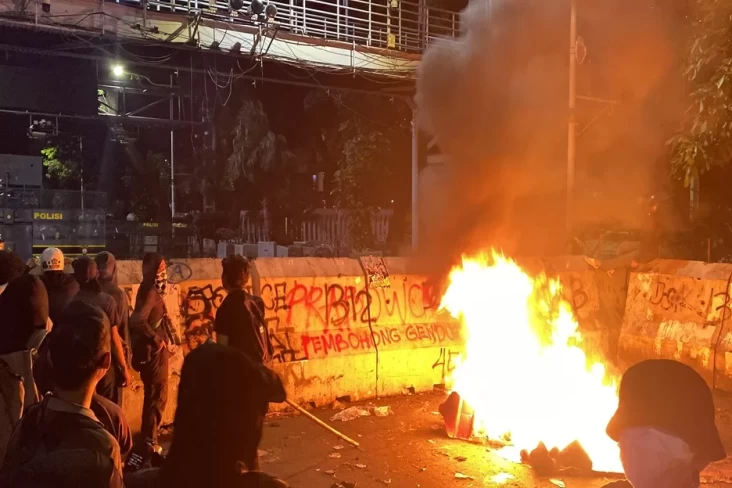 Unjuk Rasa Indonesia Gelap Memanas, Massa Aksi Bakar Barrier Plastik juga Lempari Petugas