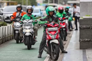 Adies Kadir Sambut Membangun Pemberian THR Kepada Para Pengemudi Ojek Online