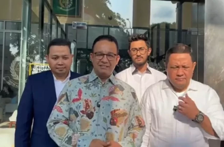 Buku Bumi Hantu Digul dari Anies Baswedan untuk Tom Lembong pada Rutan Salemba