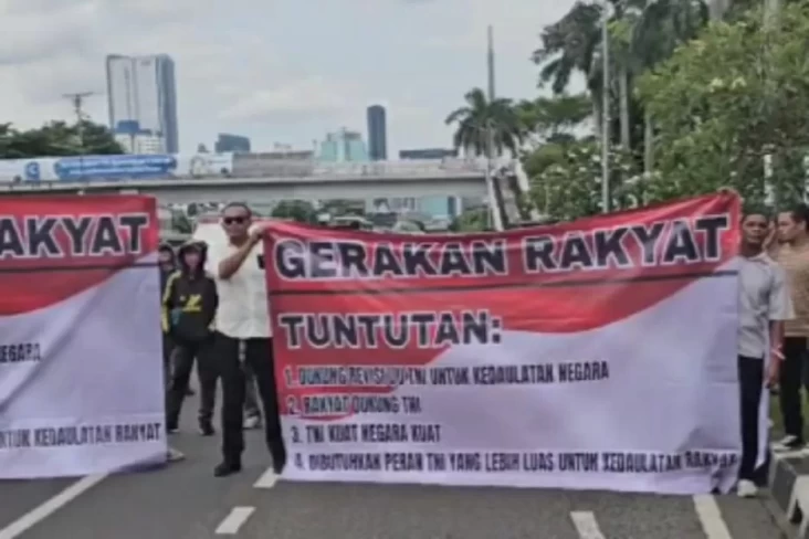 Gelar Aksi Simpatik di dalam pada DPR, Pergerakan Rakyat Minta DPR Sahkan RUU TNI
