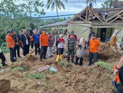 Korban Longsor Ponorogo Tersenyum Saat Didatangi Plt Bupati: Hanya Baju di Tubuh