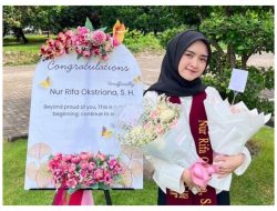 Kisah Rifa, Wisudawan Terbaik Unesa yang Bahas Gaji Dosen PTS