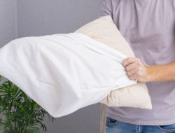 3 Cara Bersihkan Bantal Tanpa Cuci Mesin