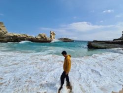 10 destinasi pantai menarik di Jawa Timur untuk liburan Tahun Baru 2026!