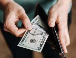 Mengapa Rupiah Jatuh ke Rekor Terendah Meski Dollar Melemah?