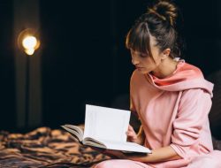 Lebih Suka Baca Buku Daripada Nongkrong? Ini 8 Kualitas Intelektualmu