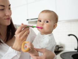 Jangan Terbiasa Membawa Anak Saat Makan! Ini Bahayanya