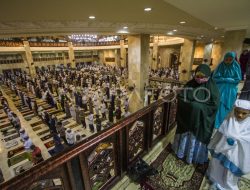 Berkah Ramadhan 2026, Rombongan Gadis Kalsel Bahagia Usai Shalat Tarawih Dapat Amplop Uang