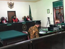 Keluarga menangis haru usai 3 terdakwa penganiayaan ODGJ di Sumenep dibebaskan