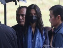 Kedatangan Sheila Dara Jadi Sorotan Saat Hadiri Tahlilan Vidi Aldiano