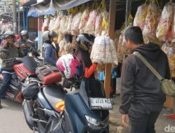 Kerupuk Melarat Jadi Raja Oleh-Oleh di Pantura Cirebon Saat Arus Mudik