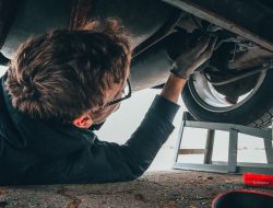 Mengapa knalpot bocor membuat suara mobil kasar?