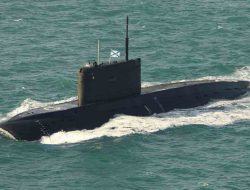 Kerajaan Inggris Turunkan Fregat dan Helikopter Pantau Kapal Selam Rusia