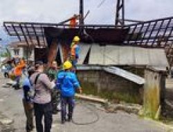 Angin Kencang Hancurkan Tenda, Warga Wonosobo Bangun Ulang dalam Semalam